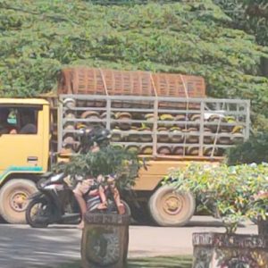 mobil buklan ndari pertamina sedang membawa ratusan gas elpiji