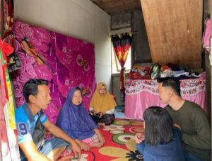 Ketua DPRD Sintang, Terjun Langsung Kunjungi Warga Dampak Kebakaran di Sungai Mawang