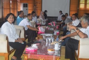 Bupati Sintang Serahkan Bantuan Long Boad Pada Kelompok Petani Ikan