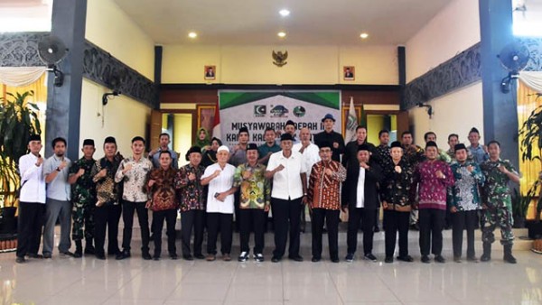 Jarot Winarno membuka kegiatan Musyawarah Daerah (Musda) III Korps Alumni HMI (KAHMI) Kabupaten Sintang di Pendopo Bupati Sintang