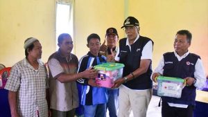 Bupati Sintang Bagikan Bantuan Kepada Warga