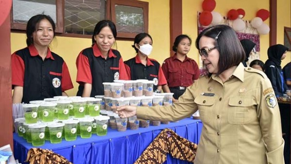 Sekda Sintang Buka Pameran di SMKN 1 Kelam Permai